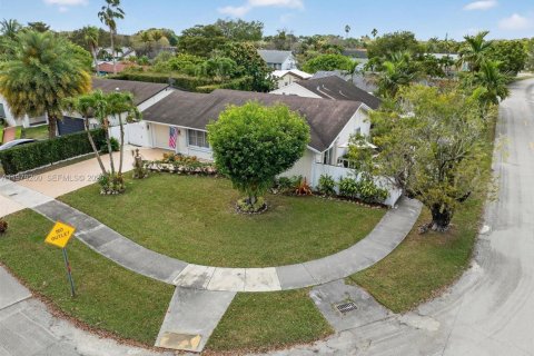 House in Miami, Florida 4 bedrooms, 197.05 sq.m. № 2045958 - photo 18