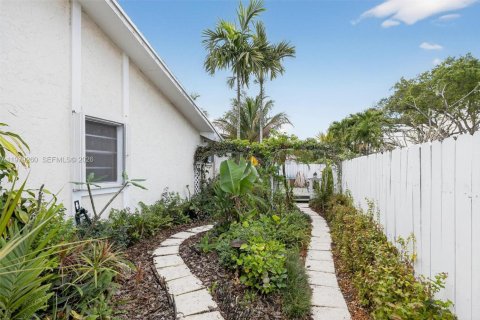 House in Miami, Florida 4 bedrooms, 197.05 sq.m. № 2045958 - photo 8