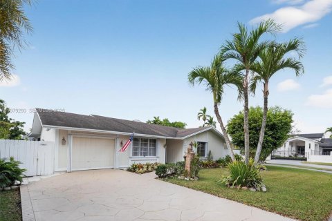 House in Miami, Florida 4 bedrooms, 197.05 sq.m. № 2045958 - photo 7