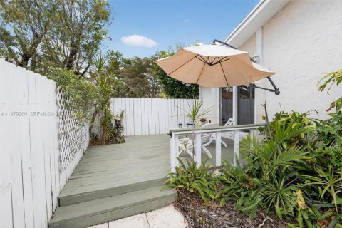 House in Miami, Florida 4 bedrooms, 197.05 sq.m. № 2045958 - photo 16