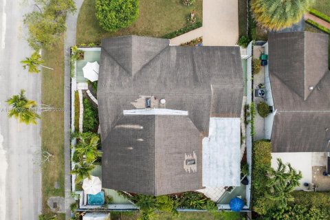 House in Miami, Florida 4 bedrooms, 197.05 sq.m. № 2045958 - photo 27