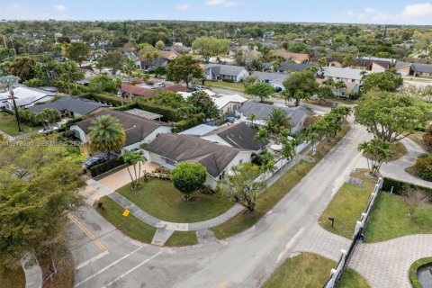 House in Miami, Florida 4 bedrooms, 197.05 sq.m. № 2045958 - photo 19