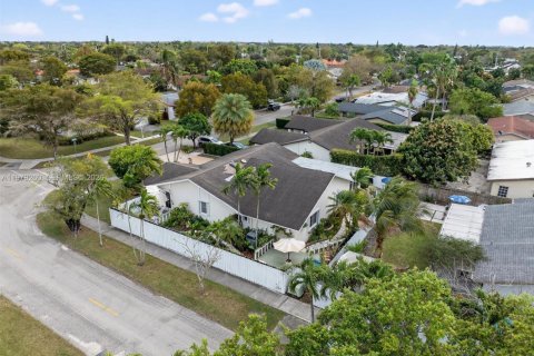 House in Miami, Florida 4 bedrooms, 197.05 sq.m. № 2045958 - photo 22