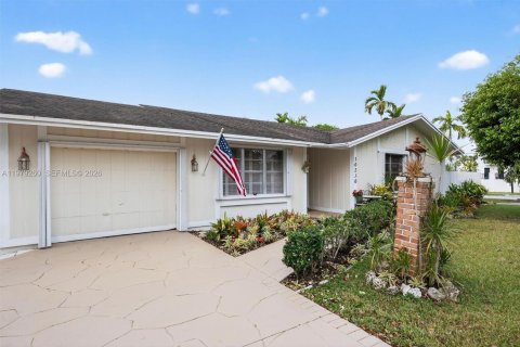 House in Miami, Florida 4 bedrooms, 197.05 sq.m. № 2045958 - photo 2