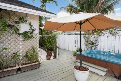 House in Miami, Florida 4 bedrooms, 197.05 sq.m. № 2045958 - photo 12