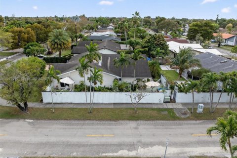 House in Miami, Florida 4 bedrooms, 197.05 sq.m. № 2045958 - photo 21
