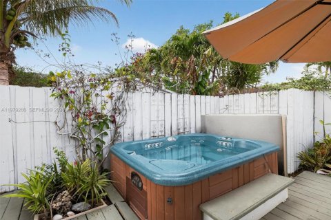 House in Miami, Florida 4 bedrooms, 197.05 sq.m. № 2045958 - photo 11