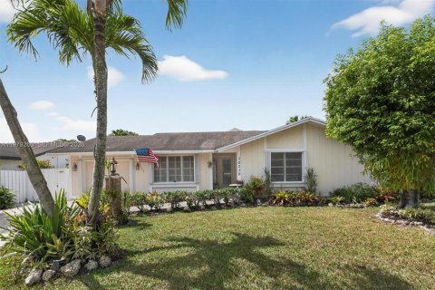 House in Miami, Florida 4 bedrooms, 197.05 sq.m. № 2045958 - photo 6