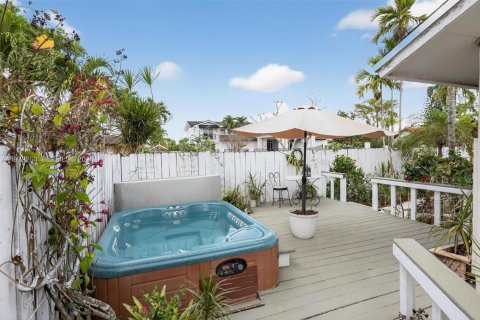 House in Miami, Florida 4 bedrooms, 197.05 sq.m. № 2045958 - photo 10