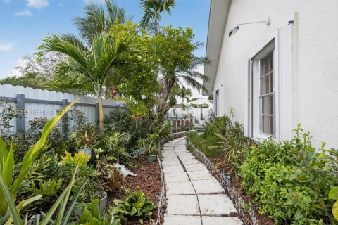 House in Miami, Florida 4 bedrooms, 197.05 sq.m. № 2045958 - photo 14