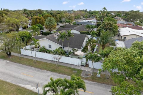 House in Miami, Florida 4 bedrooms, 197.05 sq.m. № 2045958 - photo 20