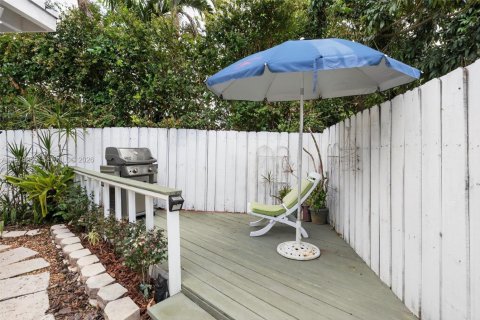 House in Miami, Florida 4 bedrooms, 197.05 sq.m. № 2045958 - photo 13