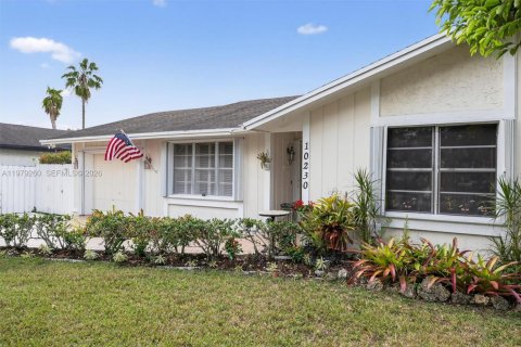 House in Miami, Florida 4 bedrooms, 197.05 sq.m. № 2045958 - photo 4