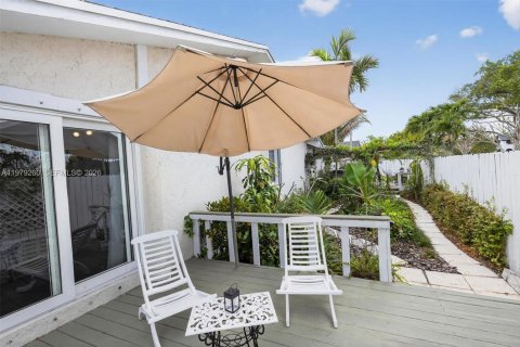 House in Miami, Florida 4 bedrooms, 197.05 sq.m. № 2045958 - photo 17