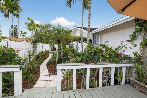 House in Miami, Florida 4 bedrooms, 197.05 sq.m. № 2045958 - photo 9