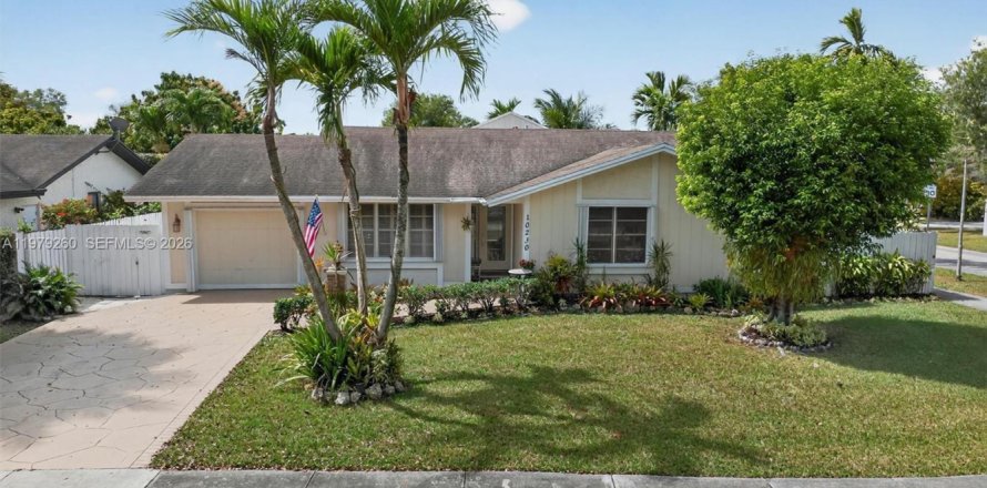 House in Miami, Florida 4 bedrooms, 197.05 sq.m. № 2045958
