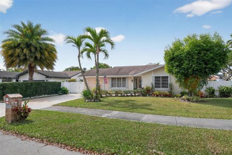 House in Miami, Florida 4 bedrooms, 197.05 sq.m. № 2045958 - photo 3