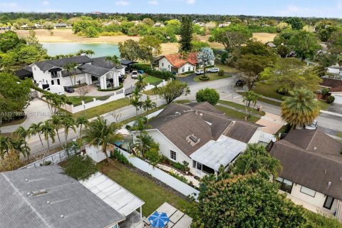 House in Miami, Florida 4 bedrooms, 197.05 sq.m. № 2045958 - photo 24