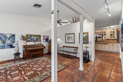 House in Miami, Florida 4 bedrooms, 197.05 sq.m. № 2045958 - photo 28