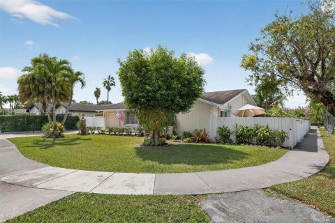 House in Miami, Florida 4 bedrooms, 197.05 sq.m. № 2045958 - photo 5