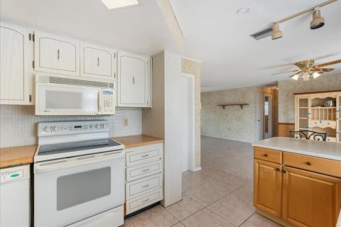 House in Port Richey, Florida 2 bedrooms, 91.97 sq.m. № 1905837 - photo 9