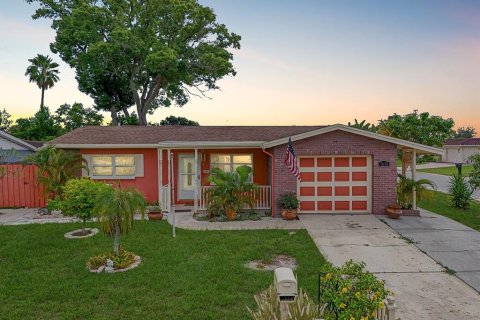 House in Port Richey, Florida 2 bedrooms, 91.97 sq.m. № 1905837 - photo 1