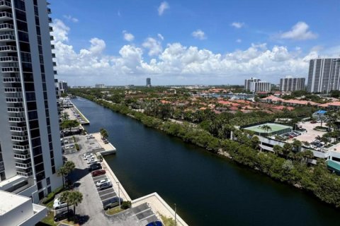 Condo in Miami, Florida, 2 bedrooms  № 2083241 - photo 2