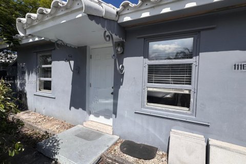 Casa en alquiler en Fort Lauderdale, Florida, 1 dormitorio, 170.66 m2 № 1892045 - foto 1
