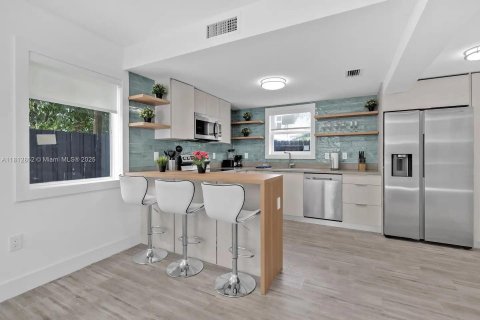 Immobilier commercial à vendre à Miami, Floride: 205.87 m2 № 1758650 - photo 3