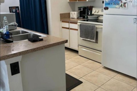 Condo in Hialeah, Florida, 1 bedroom № 2081194 - photo 7
