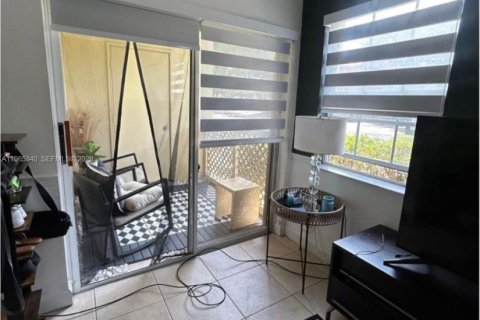 Condo in Hialeah, Florida, 1 bedroom № 2081194 - photo 4
