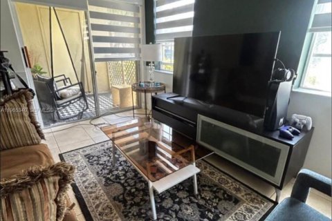 Condo in Hialeah, Florida, 1 bedroom № 2081194 - photo 3