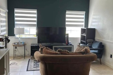 Condo in Hialeah, Florida, 1 bedroom № 2081194 - photo 2
