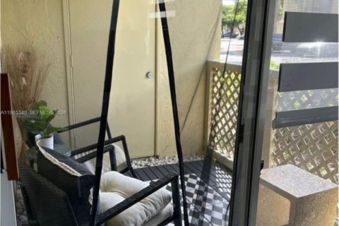 Condo in Hialeah, Florida, 1 bedroom № 2081194 - photo 5