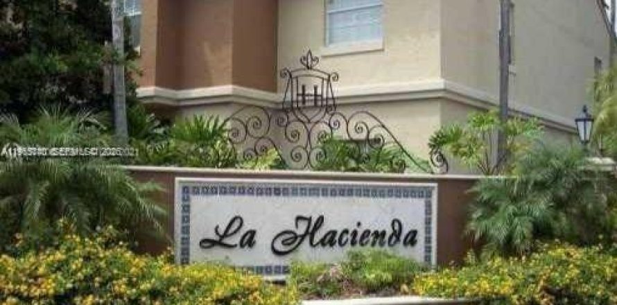 Condo in Hialeah, Florida, 1 bedroom № 2081194