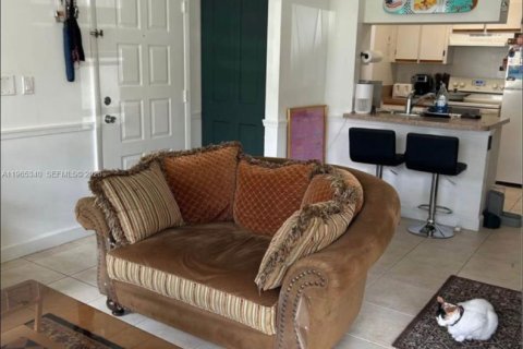 Condo in Hialeah, Florida, 1 bedroom № 2081194 - photo 6