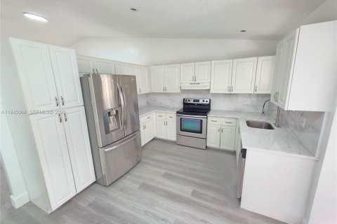 House in Sunrise, Florida 3 bedrooms, 158.03 sq.m. № 2001450 - photo 4