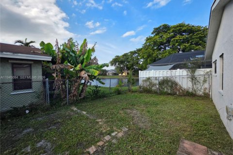 House in Sunrise, Florida 3 bedrooms, 158.03 sq.m. № 2001450 - photo 16