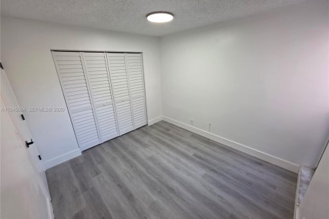 House in Sunrise, Florida 3 bedrooms, 158.03 sq.m. № 2001450 - photo 12