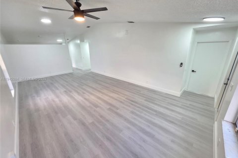 House in Sunrise, Florida 3 bedrooms, 158.03 sq.m. № 2001450 - photo 20