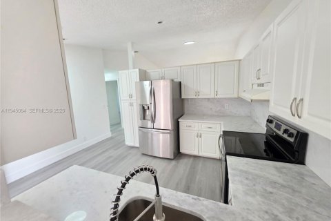 House in Sunrise, Florida 3 bedrooms, 158.03 sq.m. № 2001450 - photo 5