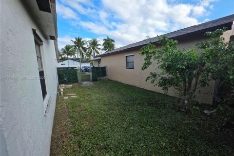 House in Sunrise, Florida 3 bedrooms, 158.03 sq.m. № 2001450 - photo 14