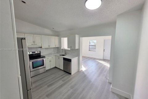 House in Sunrise, Florida 3 bedrooms, 158.03 sq.m. № 2001450 - photo 7