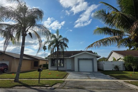 House in Sunrise, Florida 3 bedrooms, 158.03 sq.m. № 2001450 - photo 2