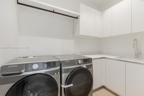 Townhouse in Miami, Florida 4 bedrooms, 435.8 sq.m. № 1823646 - photo 5