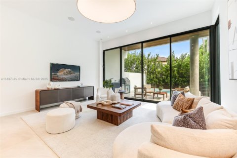 Townhouse in Miami, Florida 4 bedrooms, 435.8 sq.m. № 1823646 - photo 11