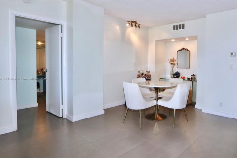 Copropriété à vendre à Aventura, Floride: 2 chambres, 121.98 m2 № 1967553 - photo 12