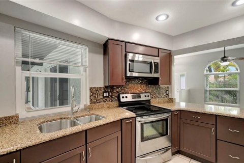 House in Tampa, Florida 3 bedrooms, 181.16 sq.m. № 1796033 - photo 17