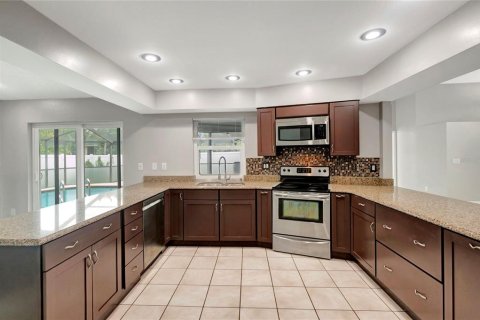 House in Tampa, Florida 3 bedrooms, 181.16 sq.m. № 1796033 - photo 14
