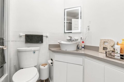 Copropriété à vendre à Bal Harbour, Floride: 1 chambre, 91.97 m2 № 2049808 - photo 13